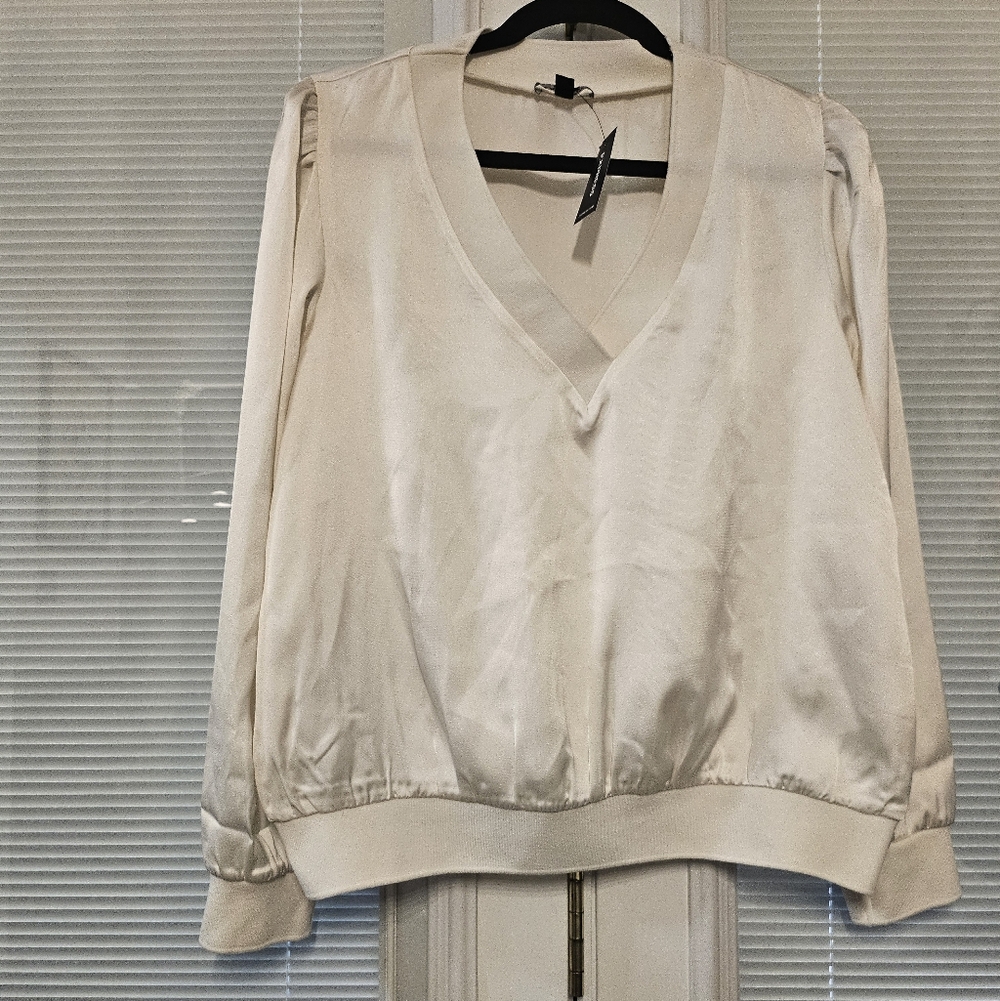Express Cream V-Neck Long Sleeved - Medium